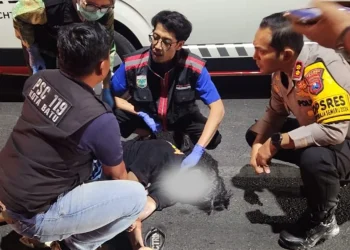Kapolres Batu AKBP Andi Yudha Pranata saat ikut turun tangan menolong korban tewas tabrak lari di jalur Batu-Karangploso. Foto: Polres Batu