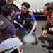 Kapolres Batu AKBP Andi Yudha Pranata saat ikut turun tangan menolong korban tewas tabrak lari di jalur Batu-Karangploso. Foto: Polres Batu
