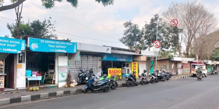 Deretan lapak PKL di Sultan Agung, Kota Batu yang rencana akan ditertibkan. Foto: Azmy