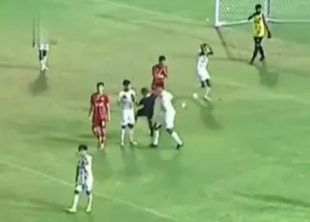 Imbas insiden memalukan pemukulan wasit di laga PON 2024 Aceh vs Sulteng, Ketua Umum PSSI, Erick Thohir ancam beri sanksi berat ke pemain dan wasit. /Foto: Tangkapan layar kanal YouTube Tommy Desky.