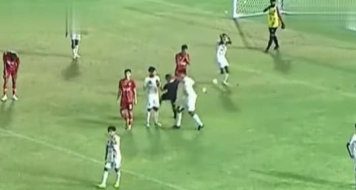 Imbas insiden memalukan pemukulan wasit di laga PON 2024 Aceh vs Sulteng, Ketua Umum PSSI, Erick Thohir ancam beri sanksi berat ke pemain dan wasit. /Foto: Tangkapan layar kanal YouTube Tommy Desky.