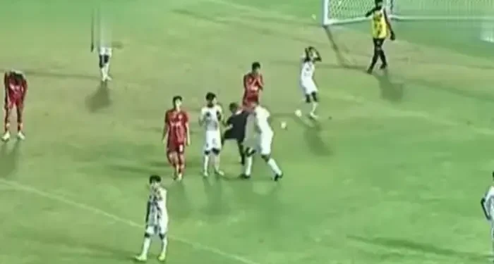 Imbas insiden memalukan pemukulan wasit di laga PON 2024 Aceh vs Sulteng, Ketua Umum PSSI, Erick Thohir ancam beri sanksi berat ke pemain dan wasit. /Foto: Tangkapan layar kanal YouTube Tommy Desky.