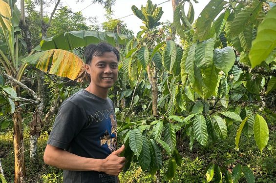 Ahmad Saiful seorang petani kopi dalam mengembangkan potensi kopi lokal di Desa Sumbertangkil, Kecamatan Tirtoyudo, Kabupaten Malang. Foto/Lutfa Putri Valentina