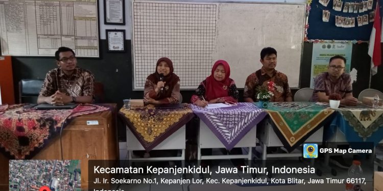 Tim Dosen UM menggelar program Asistensi Pembuatan Media Pembelajaran Micro Learning bagi guru SD Laboratorium UM Kota Blitar untuk menciptakan pembelajaran berbasis digital yang kreatif dan inovatif. /Foto: dok. Tim Dosen UM