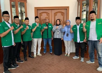 Ketua PC GP Ansor Kota Malang Sugiyanto (tengah) bersama Kepala BI Malang Febrina beserta jajaran Badan Pengurus Harian (BPH) PC GP Ansor Kota Malang. Foto-foto: dok ansor