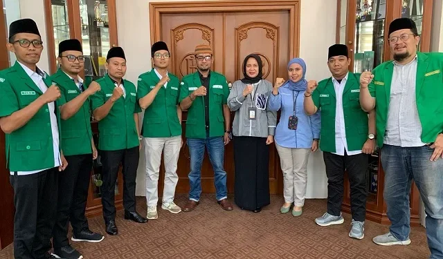 Ketua PC GP Ansor Kota Malang Sugiyanto (tengah) bersama Kepala BI Malang Febrina beserta jajaran Badan Pengurus Harian (BPH) PC GP Ansor Kota Malang. Foto-foto: dok ansor