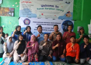 Tim Dosen Polinema melaksanakan PKM dengan pelatihan dan pendampingan TTG budidaya cacing terpadu bagi kelompok warga SALAM di Desa Ngenep, Kecamatan Karangploso, Kabupaten Malang./Foto: dok. Polinema