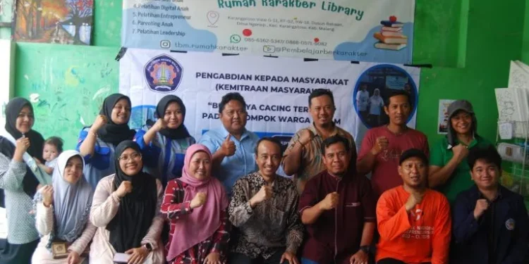 Tim Dosen Polinema melaksanakan PKM dengan pelatihan dan pendampingan TTG budidaya cacing terpadu bagi kelompok warga SALAM di Desa Ngenep, Kecamatan Karangploso, Kabupaten Malang./Foto: dok. Polinema