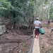 Warga berkerumun di sekitar Umbul Sengkaring yang mengering. Foto: Aisyah Nawangsari Putri