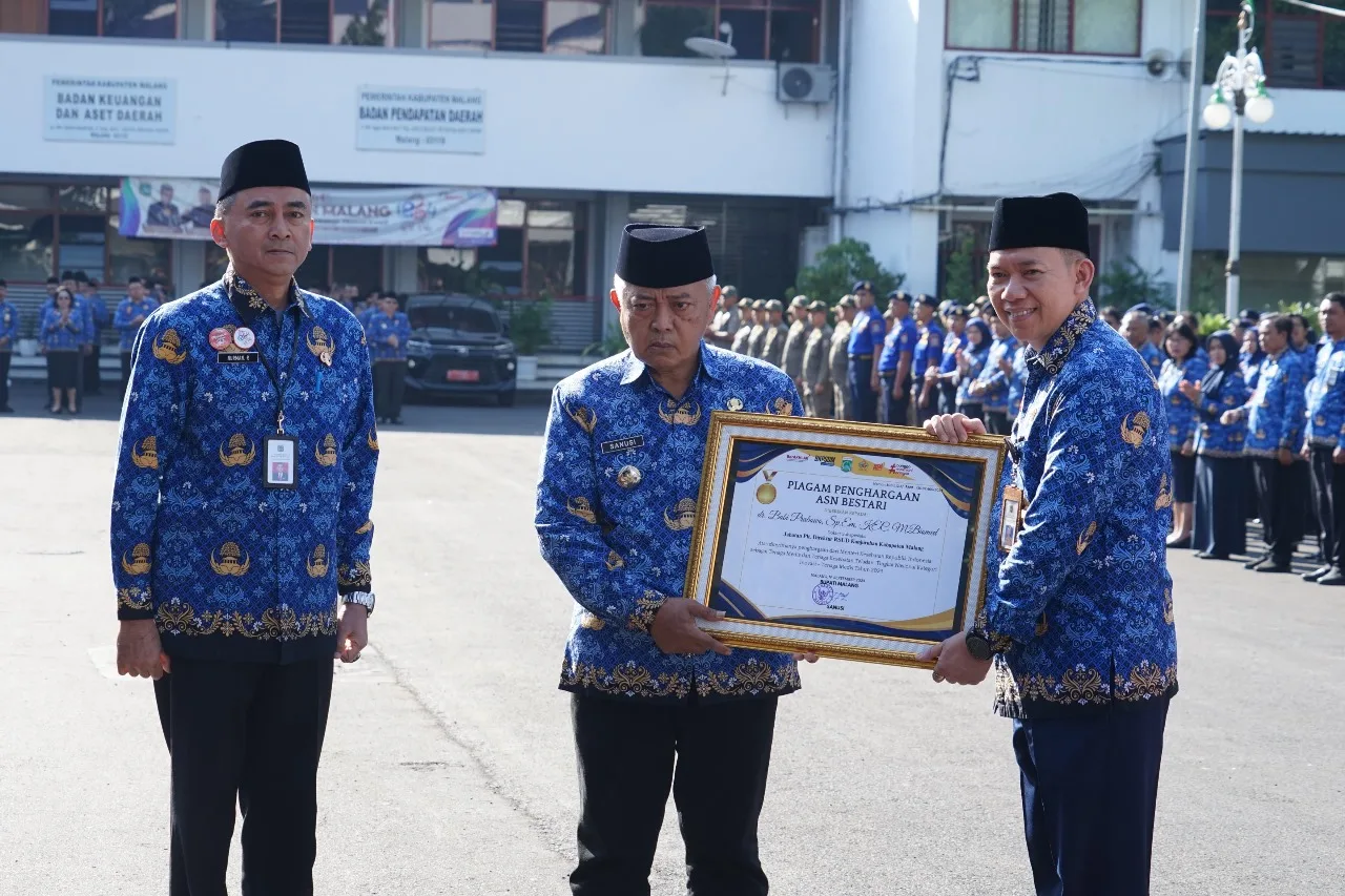 dr Bobi Prabowo saat menerima penghargaan ASN Bestari dari Bupati Malang. Foto: Pemkab Malang