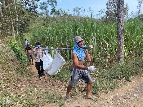 Petugas dan warga mengevakuasi jenazah Mr X. Foto: Polsek Tumpang