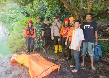 Tim SAR gabungan berhasil temukan dan evakuasi pemuda Bandulan yang tenggelam di Coban Kedung Darmo. Foto: Polsek Bantur