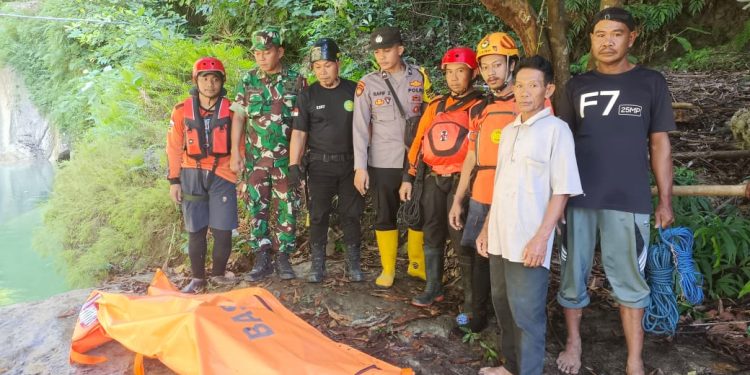 Tim SAR gabungan berhasil temukan dan evakuasi pemuda Bandulan yang tenggelam di Coban Kedung Darmo. Foto: Polsek Bantur