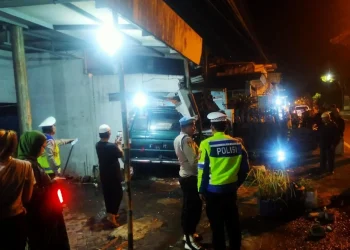 Mobil Toyota Kijang menabrak rumah di Genengan Pakisaji. Foto: Satlantas Polres Malang