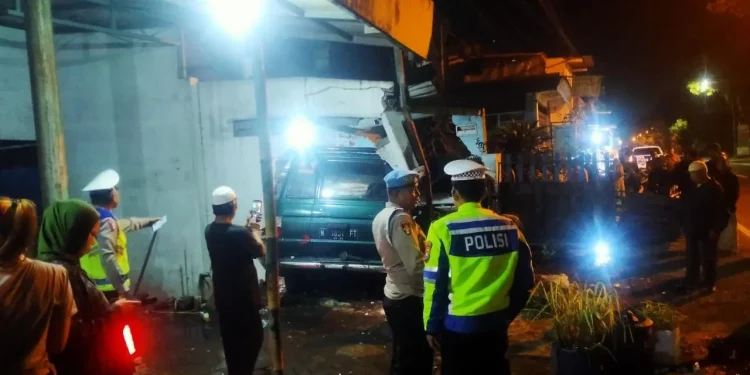 Mobil Toyota Kijang menabrak rumah di Genengan Pakisaji. Foto: Satlantas Polres Malang