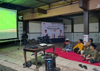 Abah Gunawan berbaur dengan relawan menonton pertandingan Indonesia Vs Australia. Foto: Aisyah Nawangsari Putri