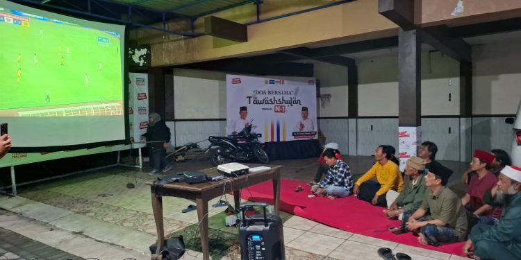 Abah Gunawan berbaur dengan relawan menonton pertandingan Indonesia Vs Australia. Foto: Aisyah Nawangsari Putri
