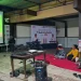 Abah Gunawan berbaur dengan relawan menonton pertandingan Indonesia Vs Australia. Foto: Aisyah Nawangsari Putri
