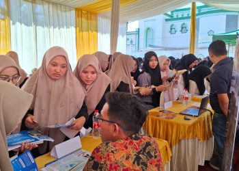 Siswi SMK Al-Munawwariyah mencari informasi lowongan kerja. Foto: Aisyah Nawangsari Putri