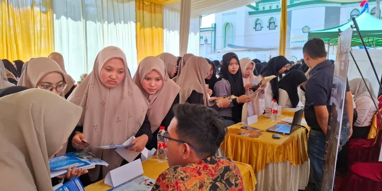 Siswi SMK Al-Munawwariyah mencari informasi lowongan kerja. Foto: Aisyah Nawangsari Putri