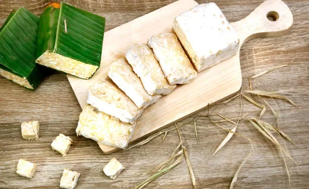 Ilustrasi tempe bungkus plastik dan yang dibungkus daun pisang lebih sehat yang mana. Foto: on iStock