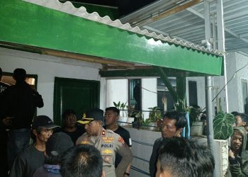 Warga berkerumun di depan rumah Ketua RT tempat N diamankan usai melukai tiga warga saat acara bantengan di Klampok, Singosari. Foto: Polsek Singosari