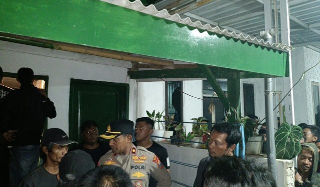 Warga berkerumun di depan rumah Ketua RT tempat N diamankan usai melukai tiga warga saat acara bantengan di Klampok, Singosari. Foto: Polsek Singosari