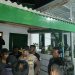 Warga berkerumun di depan rumah Ketua RT tempat N diamankan usai melukai tiga warga saat acara bantengan di Klampok, Singosari. Foto: Polsek Singosari
