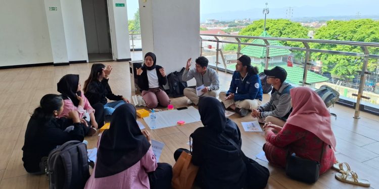 Teman Tuli di Malang ikuti workshop FeminisThemis Academy 2024. Foto: Aisyah Nawangsari Putri