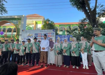 Pelepasan jalan sehat HUT 46 MIN 1 Kota Malang oleh Kepala Kemenag Kota Malang Gus Shampton dan Kepala Madrasah Siti Aisah. Foto: Azmy
