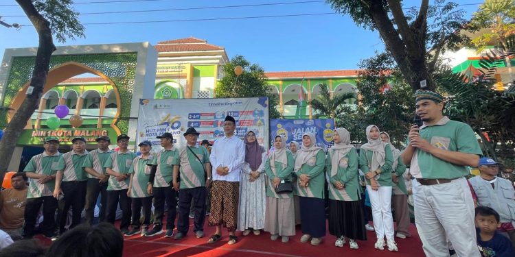 Pelepasan jalan sehat HUT 46 MIN 1 Kota Malang oleh Kepala Kemenag Kota Malang Gus Shampton dan Kepala Madrasah Siti Aisah. Foto: Azmy