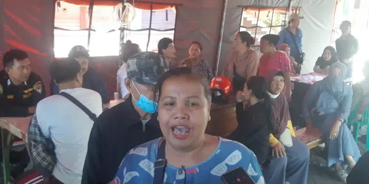 Rahmawati, salah satu pedagang korban kebakaran Pasar Comboran, Kota Malang. (Foto/M Sholeh)