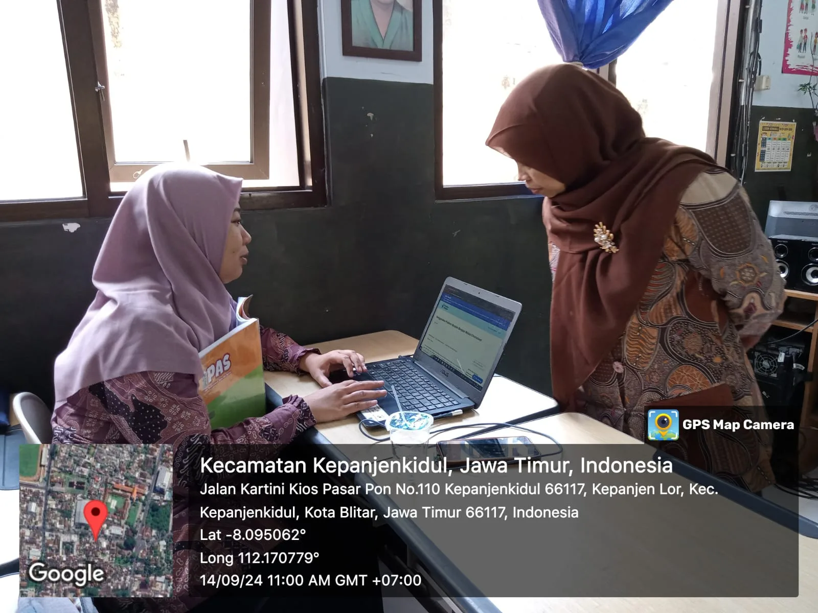 Prof. Maisyaroh berdiskusi dengan guru yang mengikuti kegiatan PKM di SD Laboratorium UM Kota Blitar./Foto: dok. Tim Dosen UM.