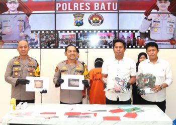 Kapolres Batu AKBP Andi Yudha Pranata menunjukkan barang bukti perkara aborsi oleh sejoli muda di Kota Batu. Foto: Azmy