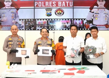 Kapolres Batu AKBP Andi Yudha Pranata menunjukkan barang bukti perkara aborsi oleh sejoli muda di Kota Batu. Foto: Azmy