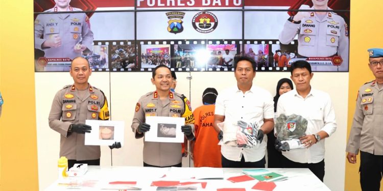Kapolres Batu AKBP Andi Yudha Pranata menunjukkan barang bukti perkara aborsi oleh sejoli muda di Kota Batu. Foto: Azmy