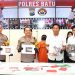 Kapolres Batu AKBP Andi Yudha Pranata menunjukkan barang bukti perkara aborsi oleh sejoli muda di Kota Batu. Foto: Azmy