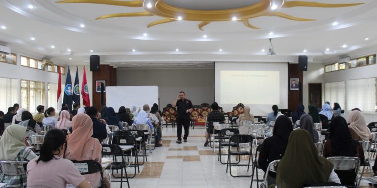 Hadirkan dosen tamu asal Malaysia, Fakultas Psikologi UM gelar guest lecturer memberikan wawasan seputar riset kepada mahasiswa pascasarjana. /Foto: dok. Fakultas Psikologi UM