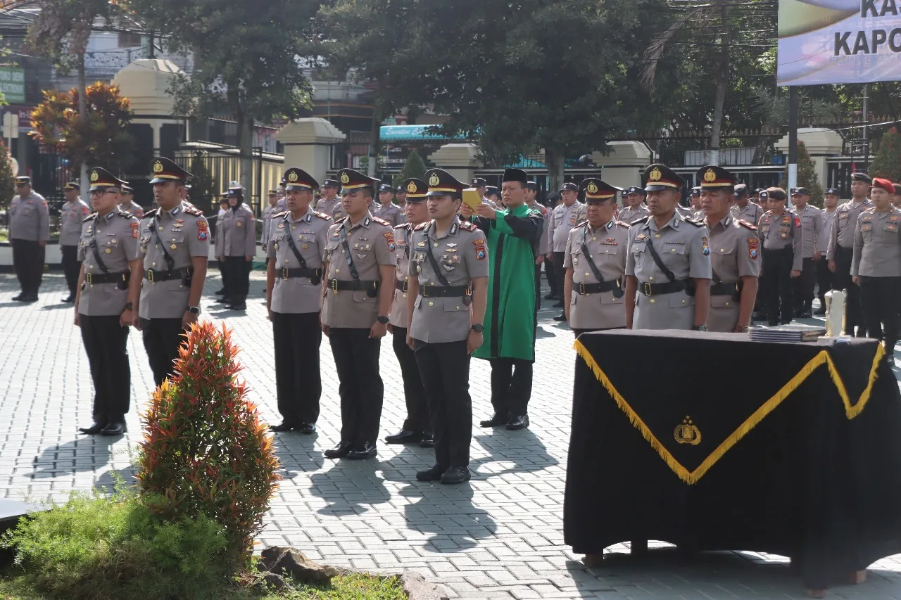 Pejabat Utama serta Kapolsek jajaran Polres Malang yang baru dilantik mengambil sumpah jabatan. Foto: Polres Malang