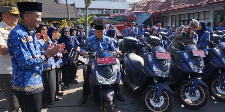 Pemkab Malang fasilitasi penyuluh KB dengan sepeda motor. Foto: Pemkab Malang