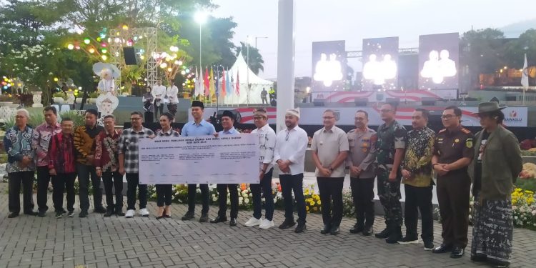 Ketiga paslon di Pilwali 2024 Kota Batu mengucap ikrar Pemilu Damai bersama jajaran Forkopimda Kota Batu hingga tokoh budayawan Sujiwo Tedjo. Foto: Azmy