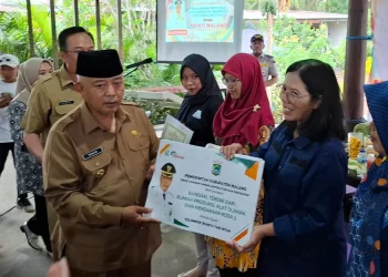 Bupati Malang, Sanusi memberikan bantuan secara simbolis kepada P4S. Foto: Aisyah Nawangsari Putri