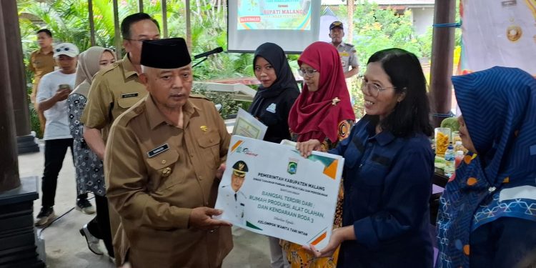 Bupati Malang, Sanusi memberikan bantuan secara simbolis kepada P4S. Foto: Aisyah Nawangsari Putri