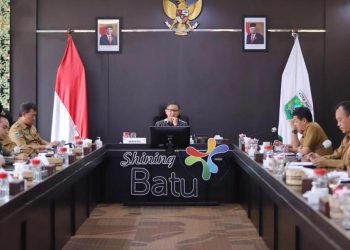 Pj Wali Kota Batu, Aries Agung Paewai saat pimpin rakor HUT Kota Batu ke-23. Foto: Prokopim KWB