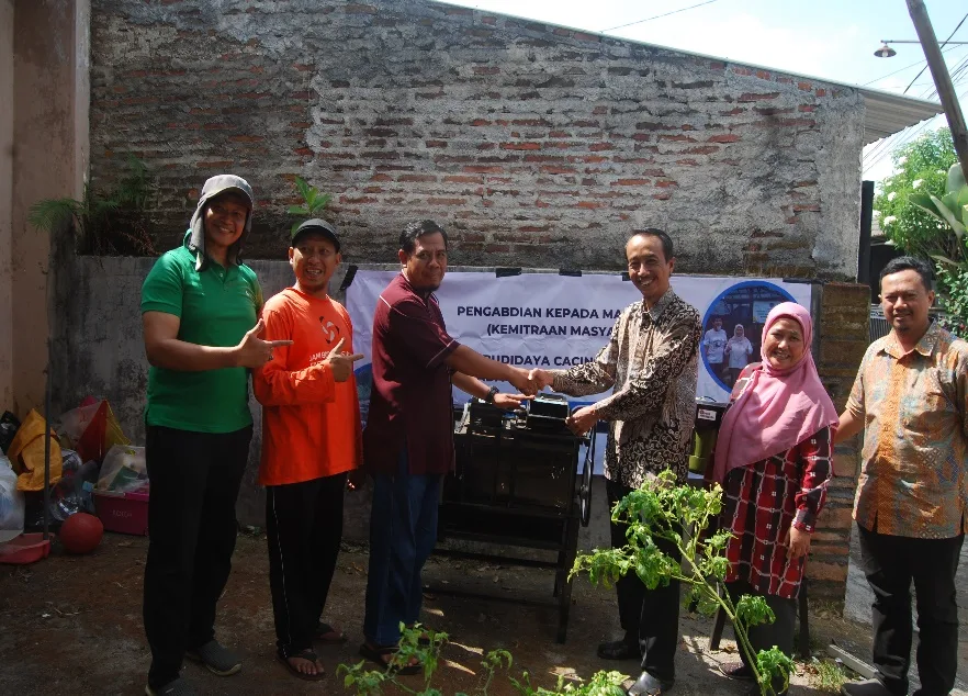 Penyerah TTG dari Polinema kepada kelompok warga yang menjadi mitra kegiatan PKM./Foto: dok. Polinema.