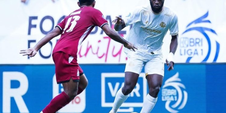 Arema FC sukses meraih kemenangan tipis 1-0 atas PSM Makassar dalam laga pekan ke-5 BRI Liga 1 2024/2025 di Stadion Batakan, Balikpapan hari Minggu (15/9/2024) kemarin. /Foto: Instagram @aremafcofficial.