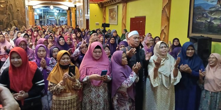 Animo emak emak di acara Majelis Cinta Umat. (Foto/dok.)