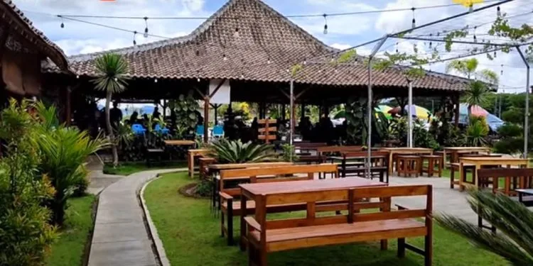 Tempat makan yang paling ramai didatangi pengunjung dekat Stadion Kanjuruhan. Foto/tangkap layar