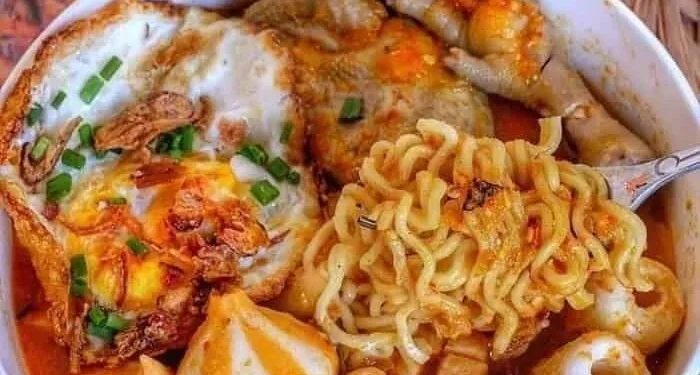 Ilustrasi seblak yang mempunyai ciri khas rasa yang pedas dan menu toping yang beraneka macam di Gondanglegi.Foto/ Pinterest