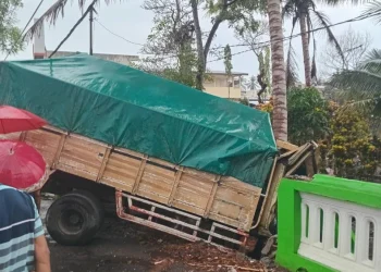 truk tabrak pagar makam
